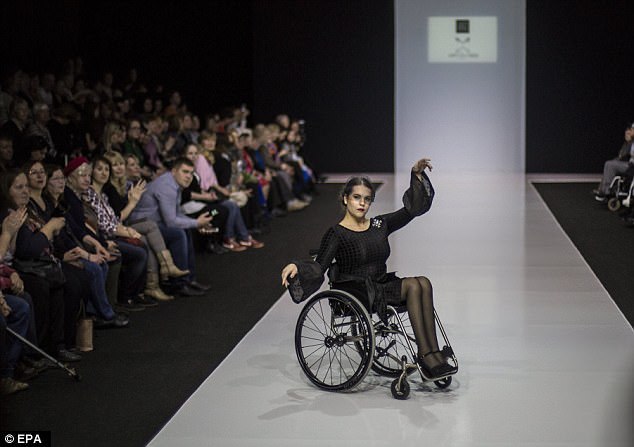Chùm ảnh lung linh về người mẫu khuyết tật trên sàn catwalk