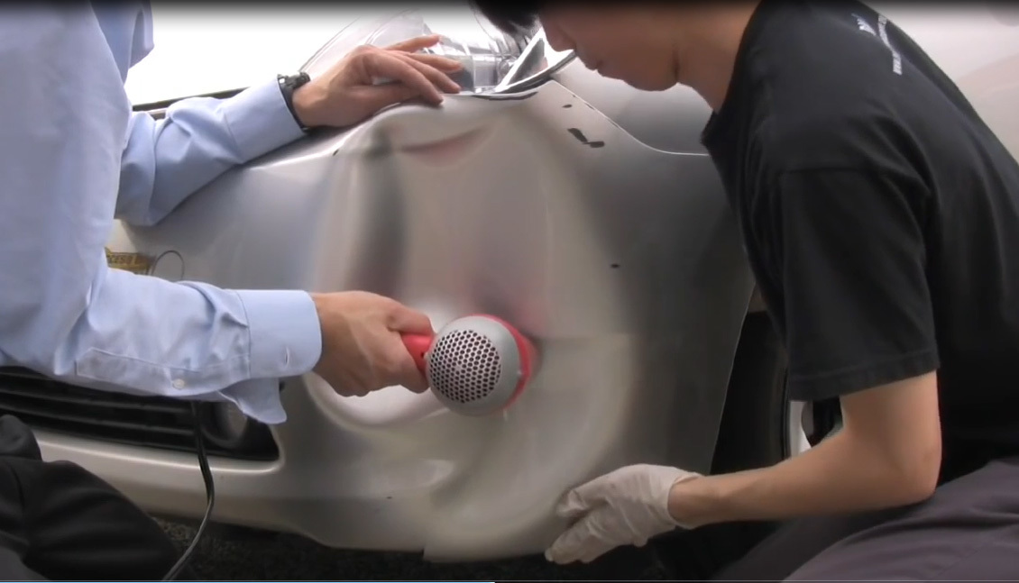 Dùng máy sấy tóc và đá khô để phục hồi những vết lõm trên ô tô