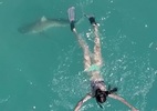 10 clip nóng: Khoảnh khắc cá mập áp sát cô gái trên biển