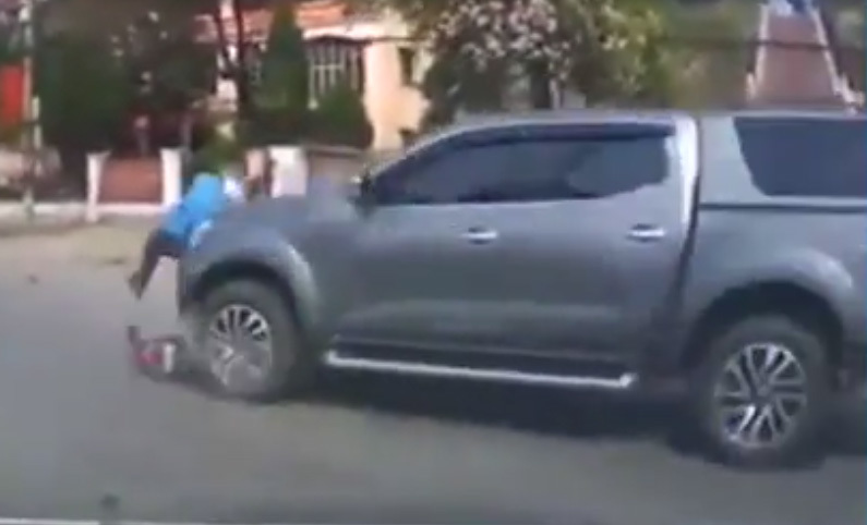 Cú đâm cực mạnh, ô tô nuốt người đi xe máy dưới gầm