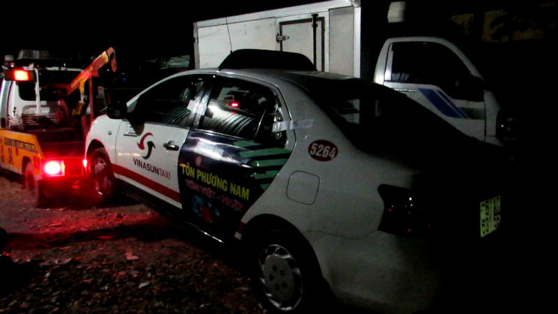 Người đàn ông tử vong bí ẩn trong taxi 4 chỗ