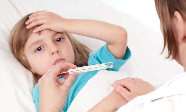 TS Nhi khoa: Khi trẻ bị sốt, tuyệt đối không làm 5 điều sau