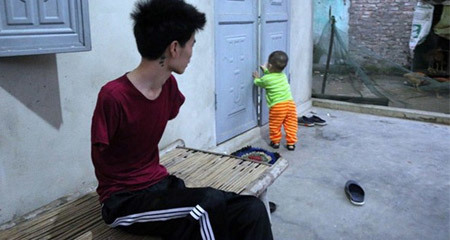 Rơi nước mắt chàng trai bị tai nạn mất tay một mình chăm sóc con thơ khát sữa