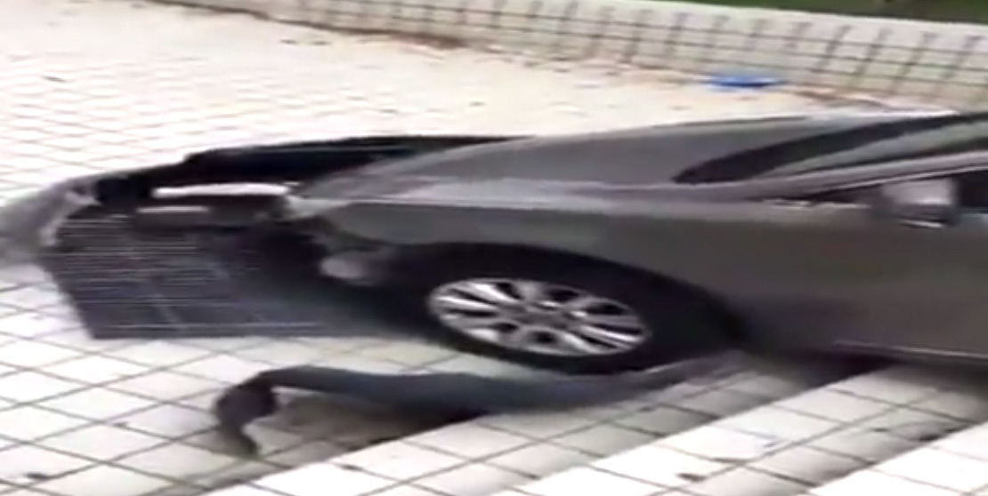 Tài xế cố lùi lên bậc thang khiến ô tô vỡ toang