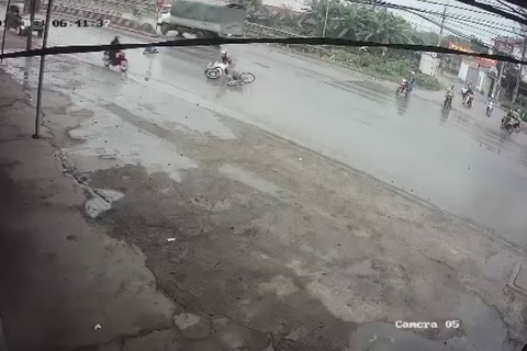 Cô gái gây tai nạn, thản nhiên bỏ mặc nạn nhân bất tỉnh trên đường mưa