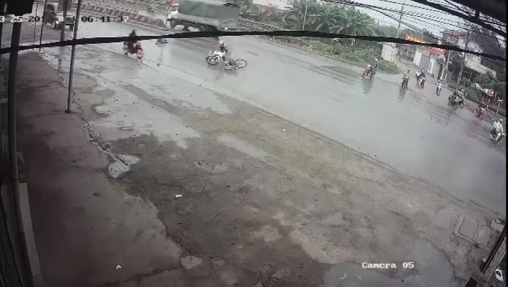 Cô gái gây tai nạn, thản nhiên bỏ mặc nạn nhân bất tỉnh trên đường mưa