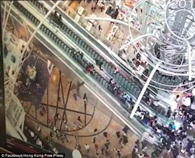 Thang cuốn bất ngờ chuyển hướng, hàng chục người ngã đè lên nhau