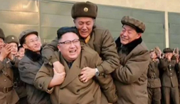 Sự thật sau bức ảnh Kim Jong Un cõng người bí ẩn
