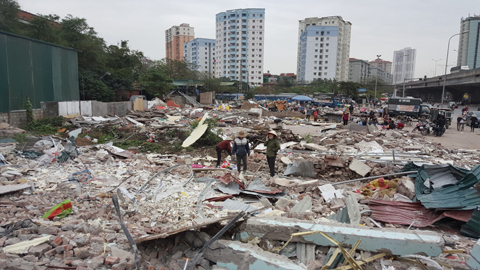 Máy xúc, cần cẩu ra quân, ngổn ngang đại công trường dẹp vỉa hè