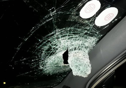 Ô tô bị ném vỡ kính trên cao tốc, nửa viên gạch bay vào trong xe