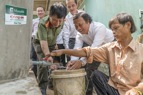 Manulife Việt Nam tài trợ 100 bể chứa nước cho người nghèo