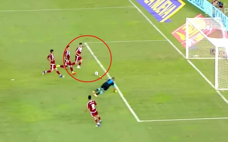 Cười bò với pha bỏ lỡ của 4 cầu thủ trước khung thành trống trải