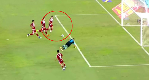 Cười bò với pha bỏ lỡ của 4 cầu thủ trước khung thành trống trải