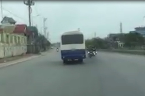 Màn rượt đuổi xe khách vi phạm như phim hành động của cảnh sát Quảng Ninh