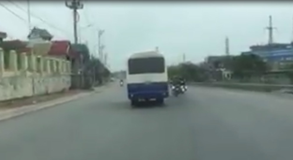 Màn rượt đuổi xe khách vi phạm như phim hành động của cảnh sát Quảng Ninh