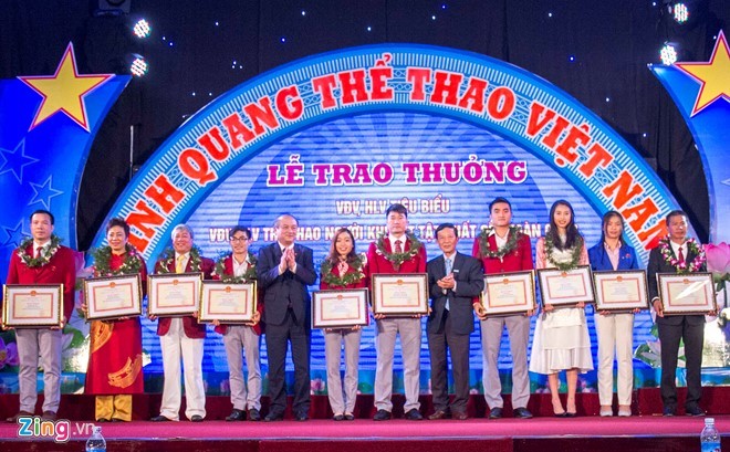 Trao thưởng danh hiệu VĐV tiêu biểu cho xạ thủ Hoàng Xuân Vinh