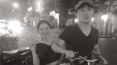 Quang Linh đi xe đạp chở Lệ Quyên múa hát ở ngoài đường