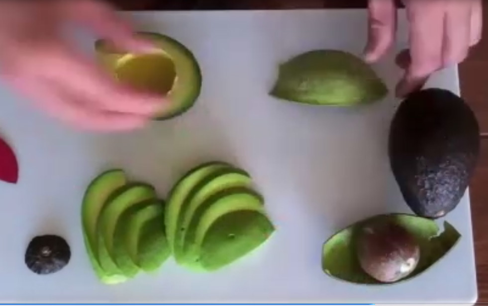 Mẹo cắt trái bơ nhanh mà không nát