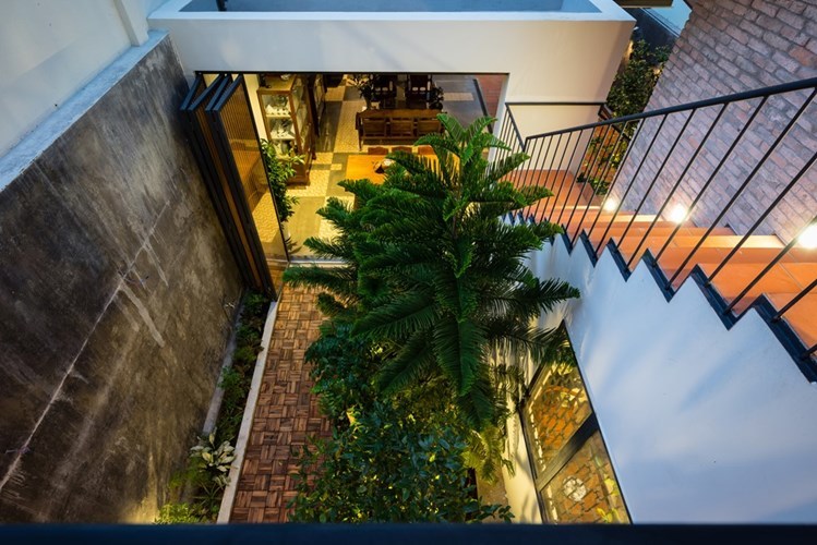 Nhà nửa mái hoài cổ đẹp mê ly của kiến trúc sư Việt