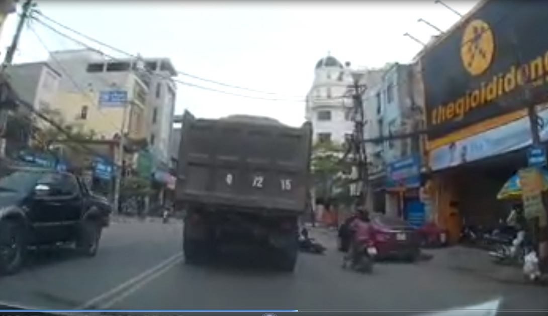 Mở cửa ô tô vô ý thức khiến 2 em nhỏ suýt chết