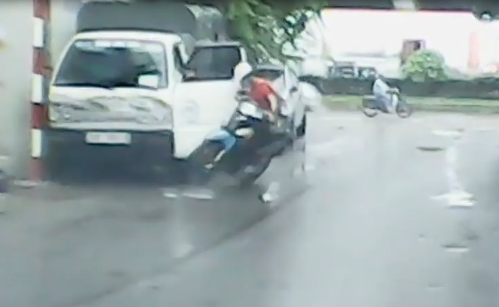 Ô tô tải mở cửa khiến xe máy ngã văng