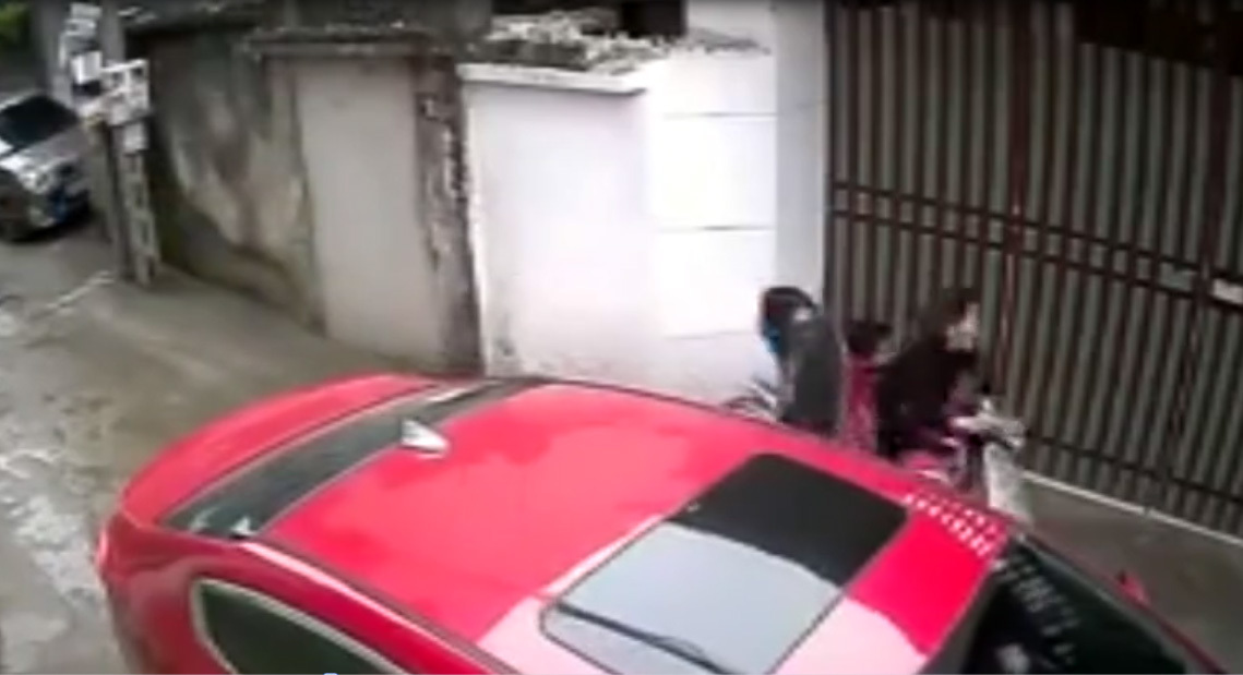 Mở cửa ôtô bất cẩn làm cả nhà đi xe máy ngã sấp mặt