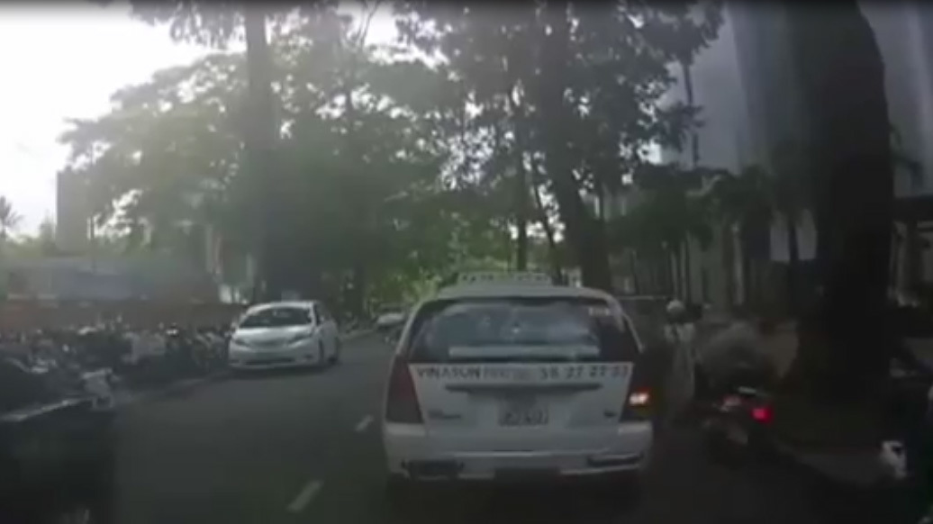 Mở cửa taxi hất người đi xe máy ngã nhào