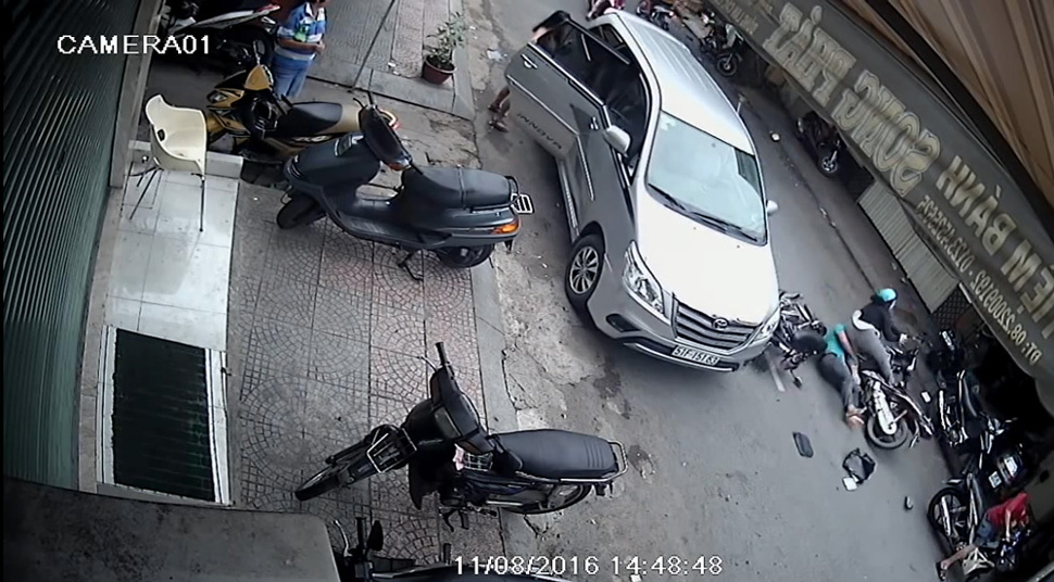 Mở cửa ô tô không quan sát khiến hai xe máy tông nhau