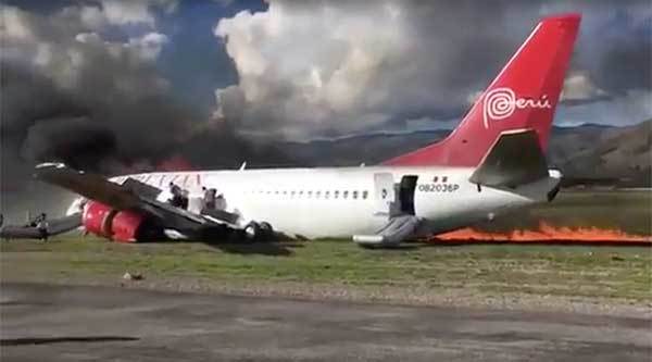 Máy bay Peru chở hơn trăm người cháy ngùn ngụt