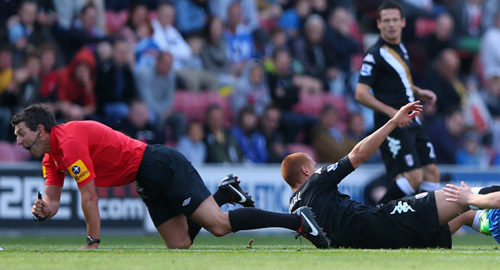 Cười bò với những pha triệt hạ trọng tài của sao sân cỏ