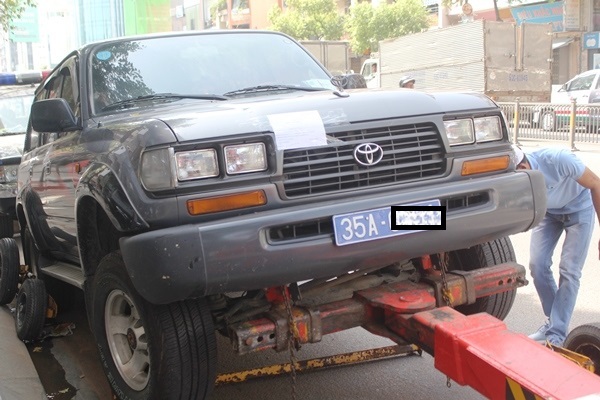 Quận 3 cẩu xe biển xanh ngang nhiên đậu trên đường cấm