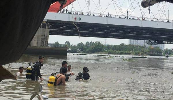 Người nhái lặn tìm bé trai mất tích dưới sông Sài Gòn