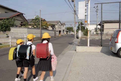 Vì sao người Nhật cho con 6 tuổi tự đi tàu đến trường?