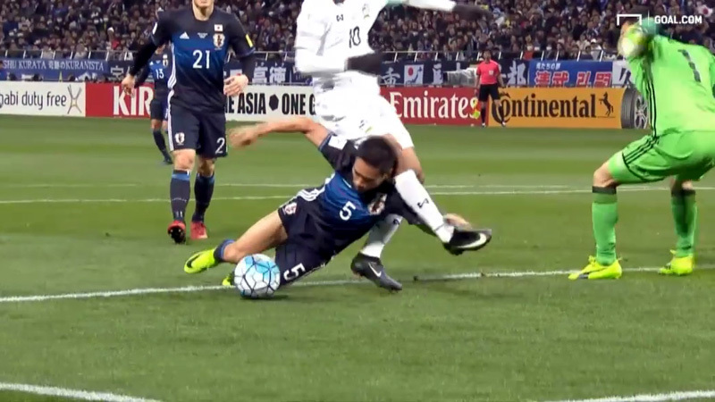 Hậu vệ Nhật Bản dùng