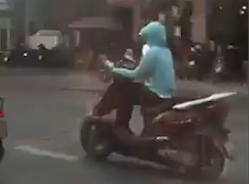 Cô gái đi xe máy với dáng ngồi bá đạo