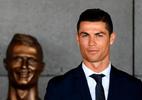 Ronaldo bị tạc tượng xấu xí trong ngày vinh danh