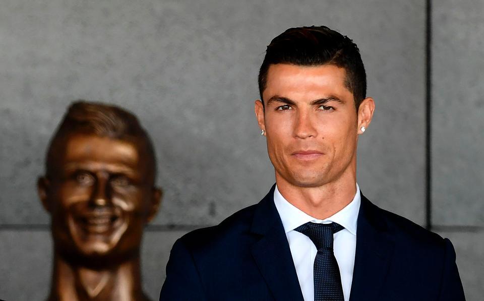 Ronaldo bị tạc tượng xấu xí trong ngày vinh danh