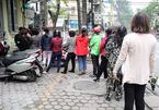 Người Hà Nội xếp hàng dài mua bánh trôi ăn Tết Hàn Thực