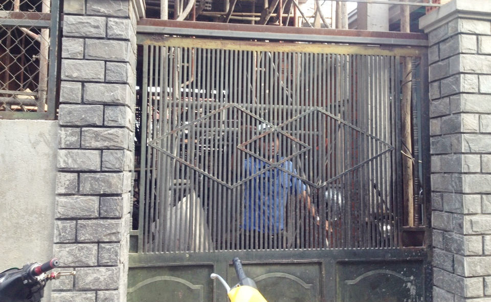 Cán bộ đô thị bị nhốt khi kiểm tra nhà xây trái phép