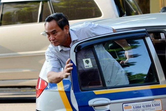 Thứ trưởng thuê taxi đi làm nghỉ hưu theo chế độ