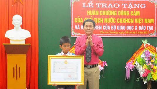 Học sinh lớp 5 được trao Huân chương Dũng cảm của Chủ tịch nước