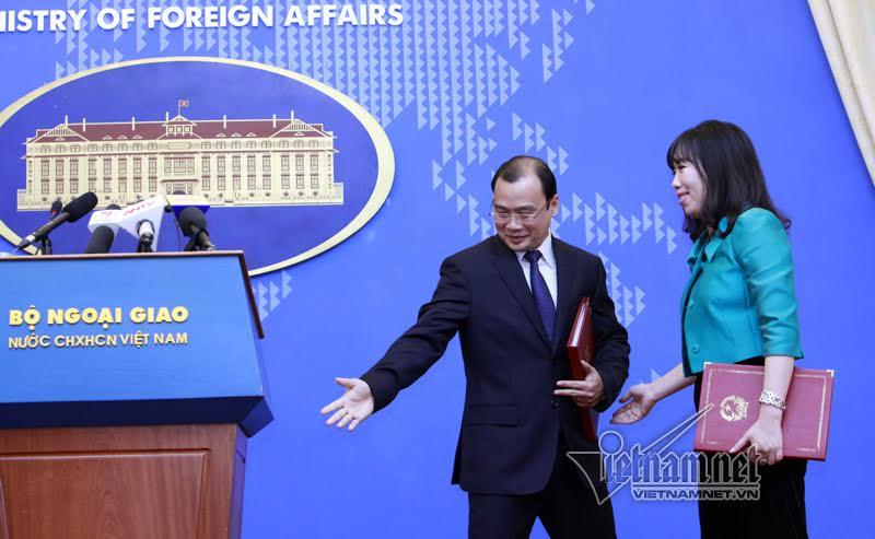 Người phát ngôn chia tay báo giới, trở về giảng đường