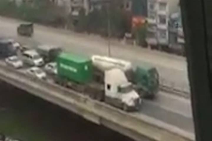 Xe bồn và container chạy chậm dàn hàng gây bức xúc