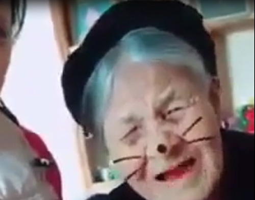 Khi bà ngoại 97 tuổi cùng quay clip