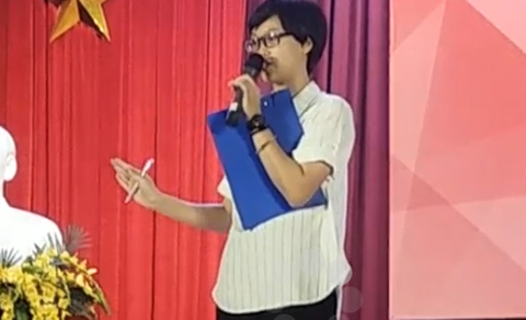Nữ sinh hùng biện tiếng Anh