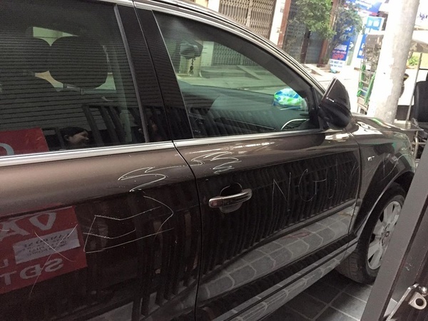 Đỗ chặn cửa nhà, Audi Q7 bị rạch sơn