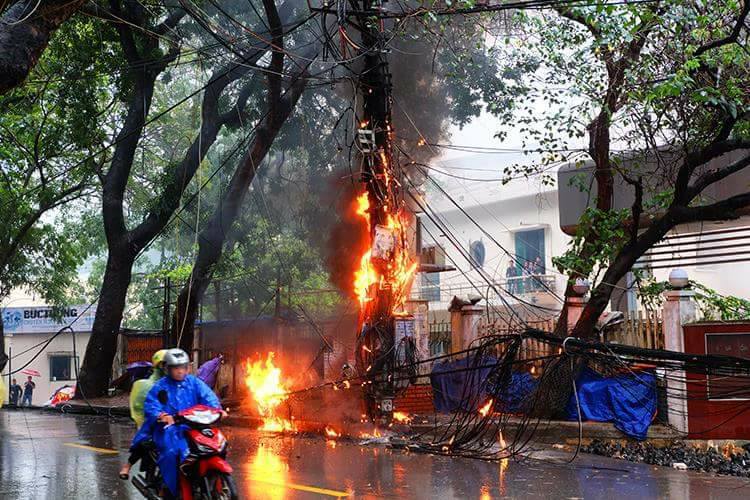 Hà Nội: Lửa bao trùm cột điện trong mưa lớn