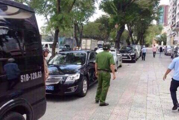 Ông Đoàn Ngọc Hải lái xe riêng 'xử' xe biển xanh đậu vỉa hè