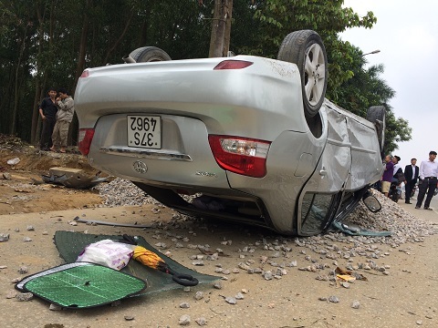 Ô tô con húc văng hai xe máy 50m, lật ngửa bụng