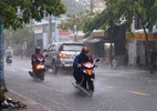 Người Sài Gòn lội nước trong cơn mưa trái mùa kèm sấm sét